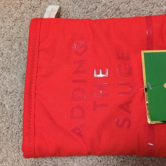NWT Kate Spade red oven mitt. Adding the sauce. - Picture 2 of 4